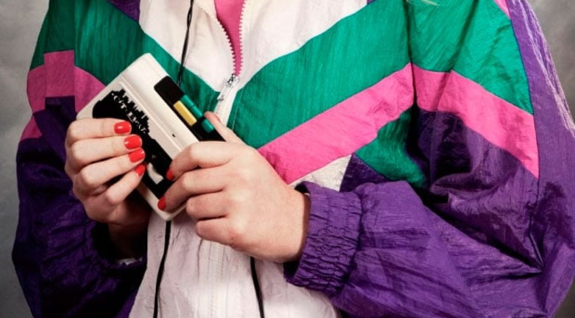 Mujer-Walkman-Cassette